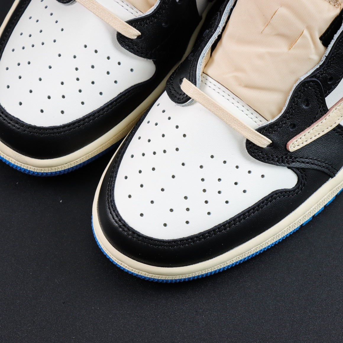 Air Jordan 1 Low x Travis Scott - Fragment Design