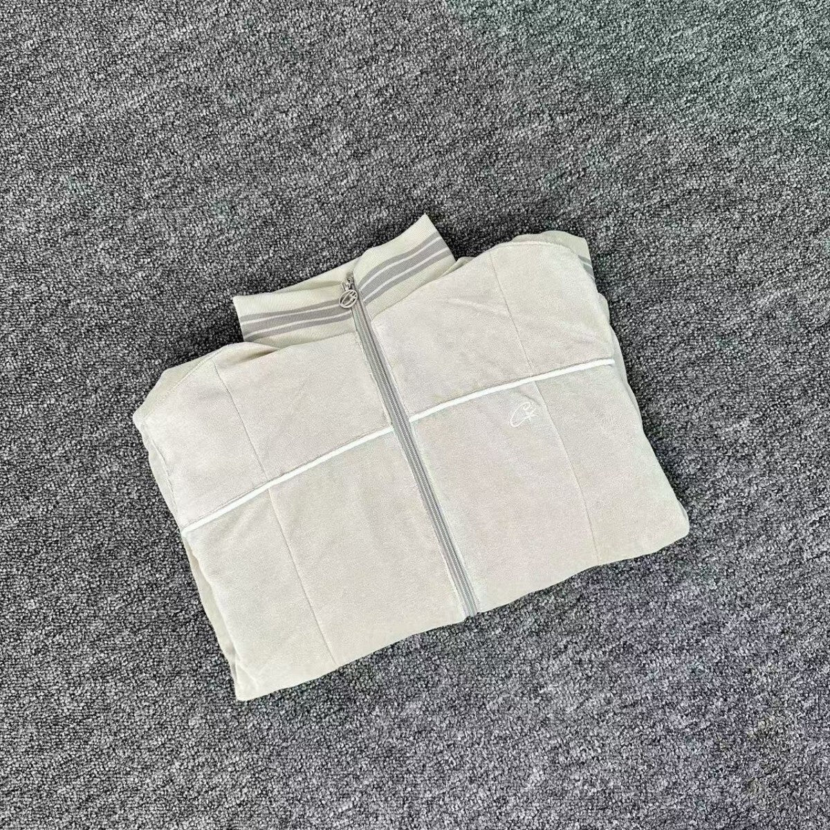 Jaqueta Corteiz VVS Uptown Velour Track Bege