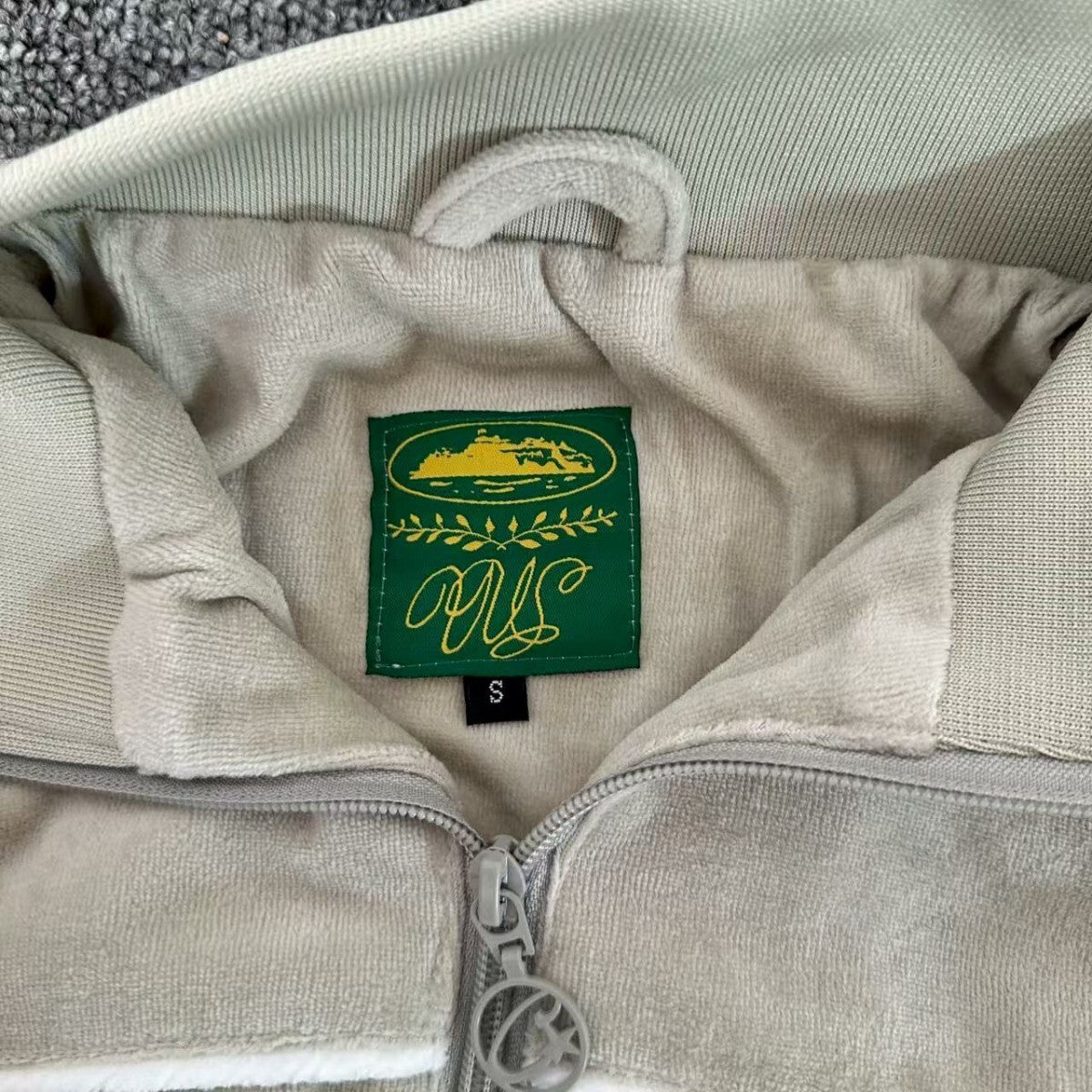 Jaqueta Corteiz VVS Uptown Velour Track Bege