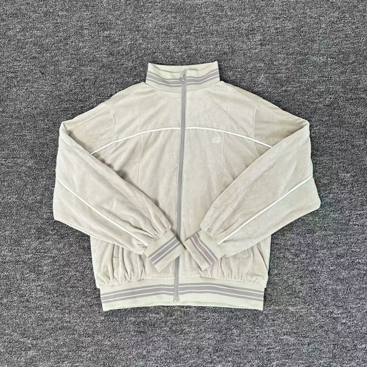 Jaqueta Corteiz VVS Uptown Velour Track Bege