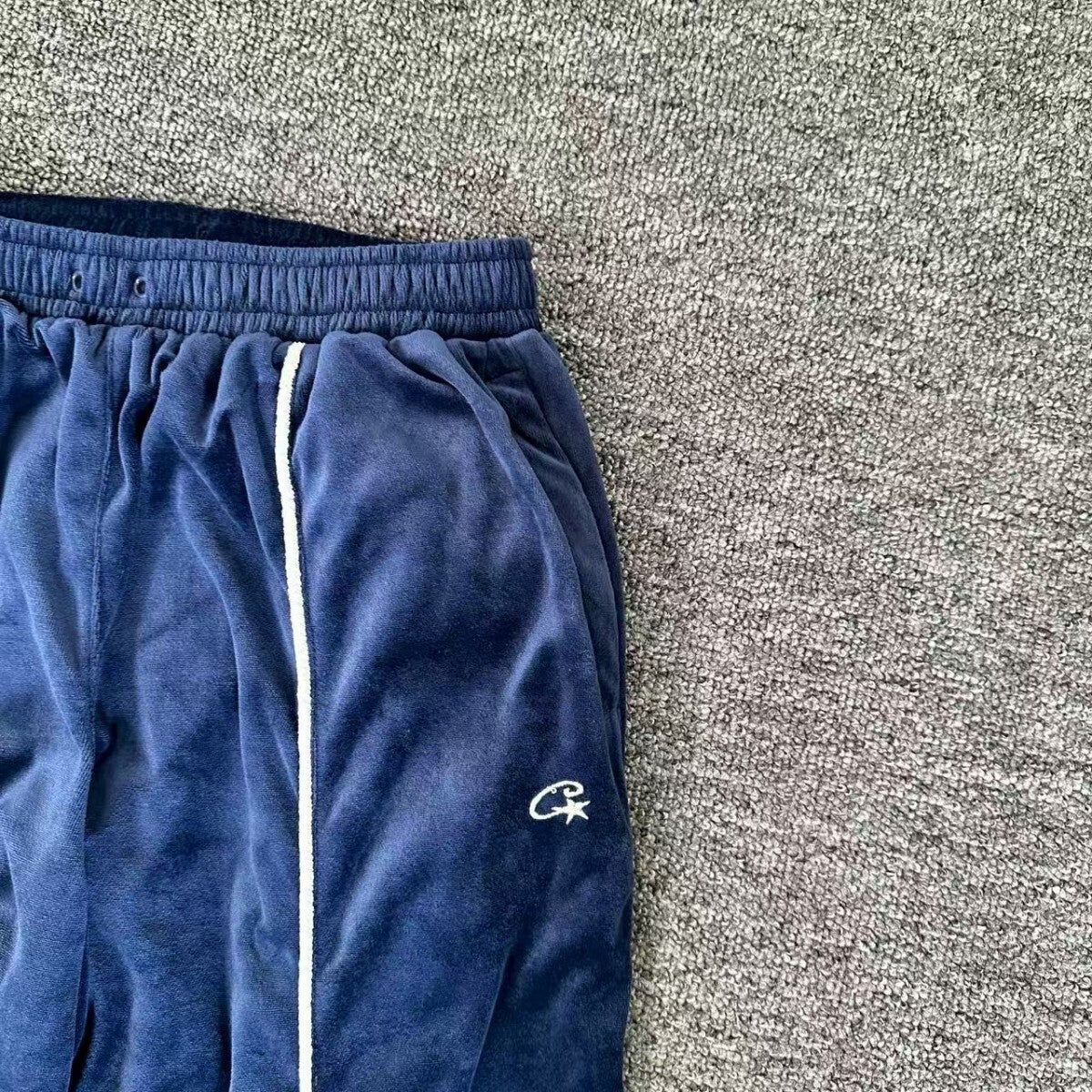 Calça Corteiz VVS Uptown Velour Track Navy