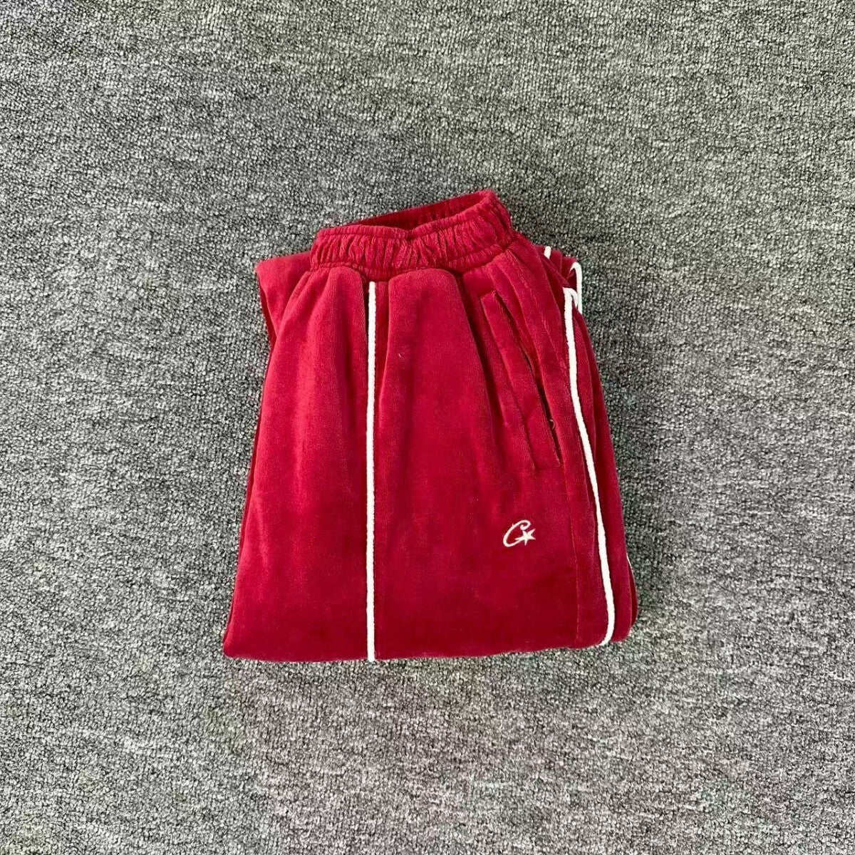Calça Corteiz VVS Uptown Velour Track Vermelha