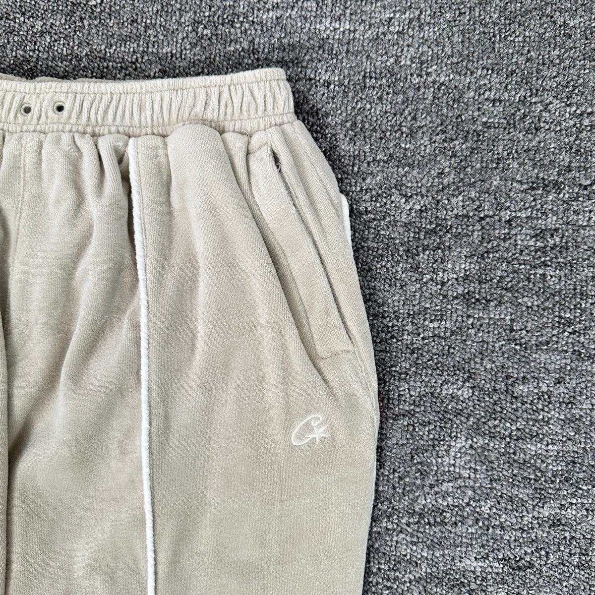 Calça Corteiz VVS Uptown Velour Track Bege