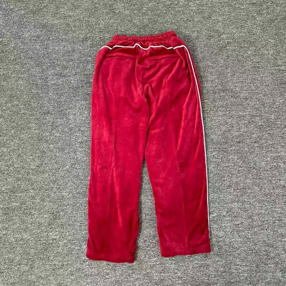 Calça Corteiz VVS Uptown Velour Track Vermelha