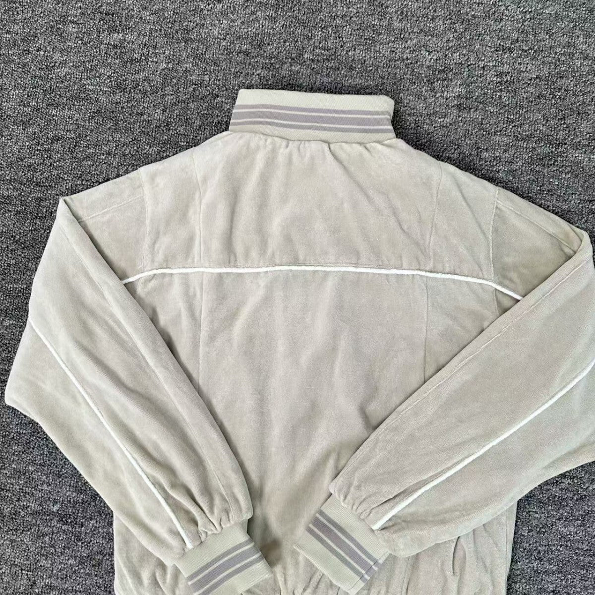 Jaqueta Corteiz VVS Uptown Velour Track Bege