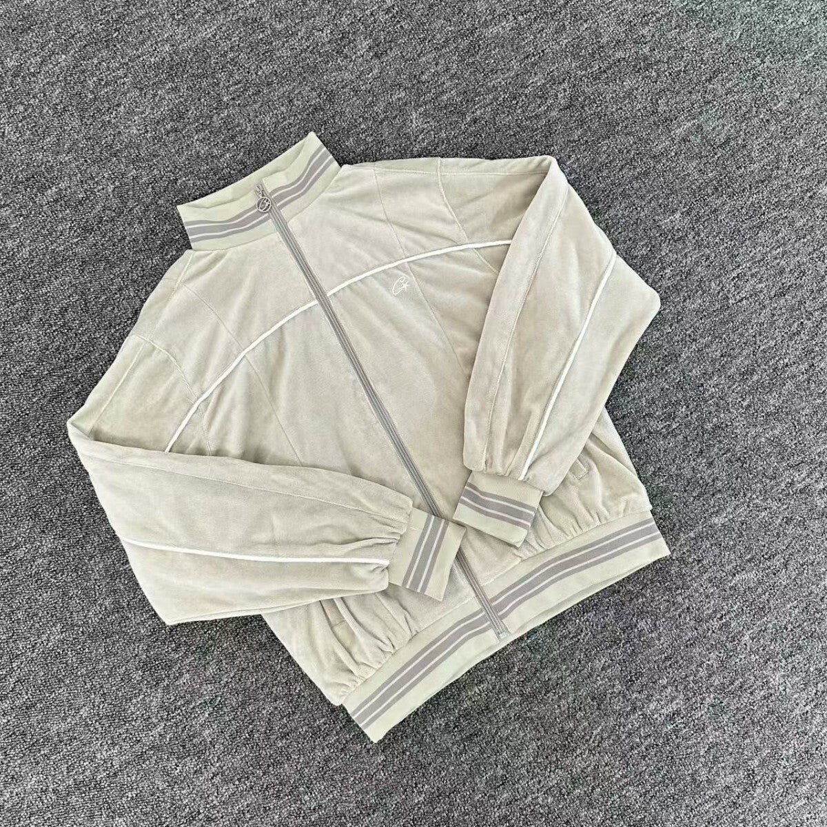 Jaqueta Corteiz VVS Uptown Velour Track Bege